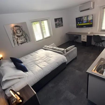 Lunar, Proche Frontiere Basel, Free Parking